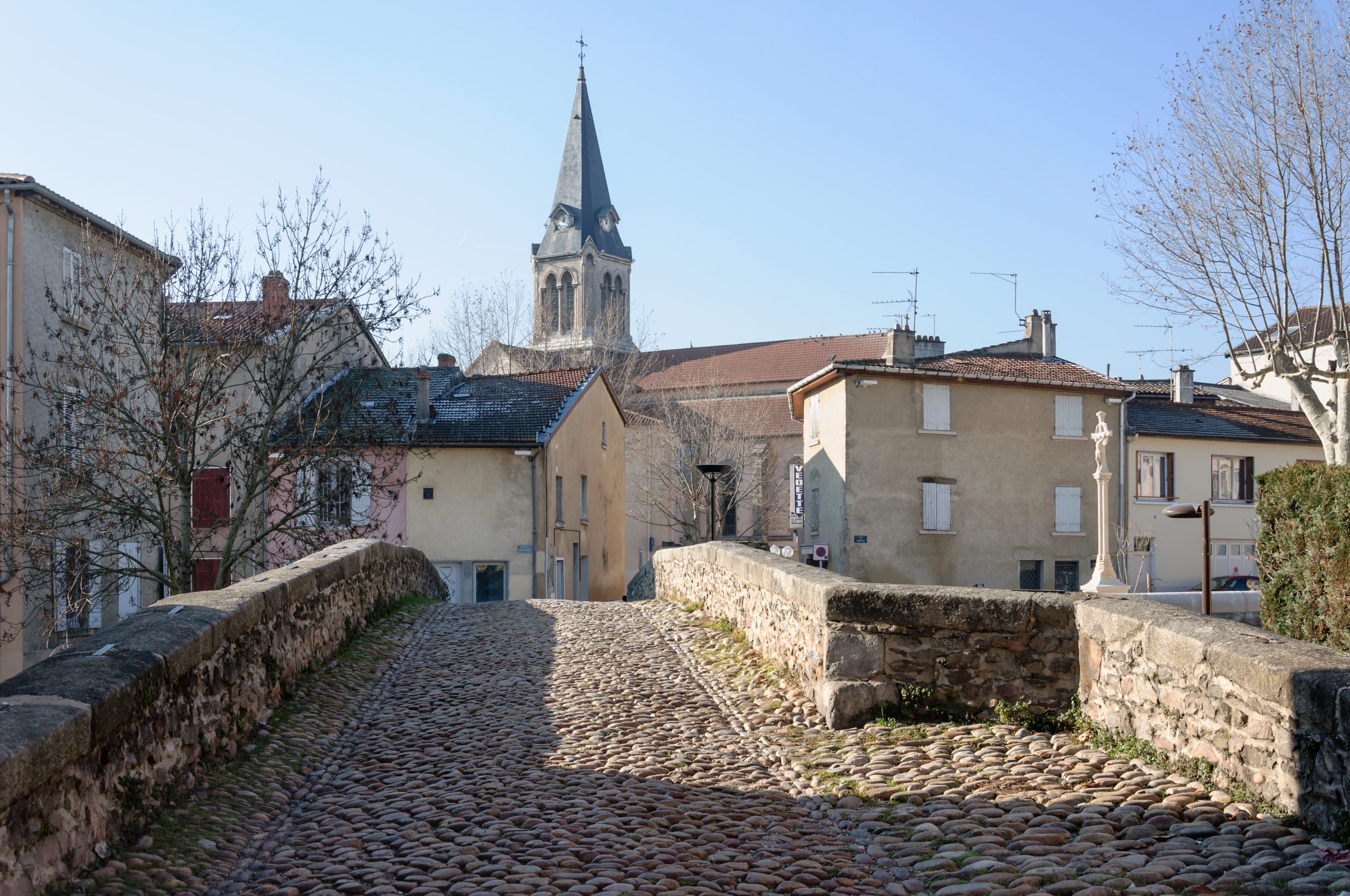 Vue de Brignais depuis le pont vieux dans l’Ouest lyonnais