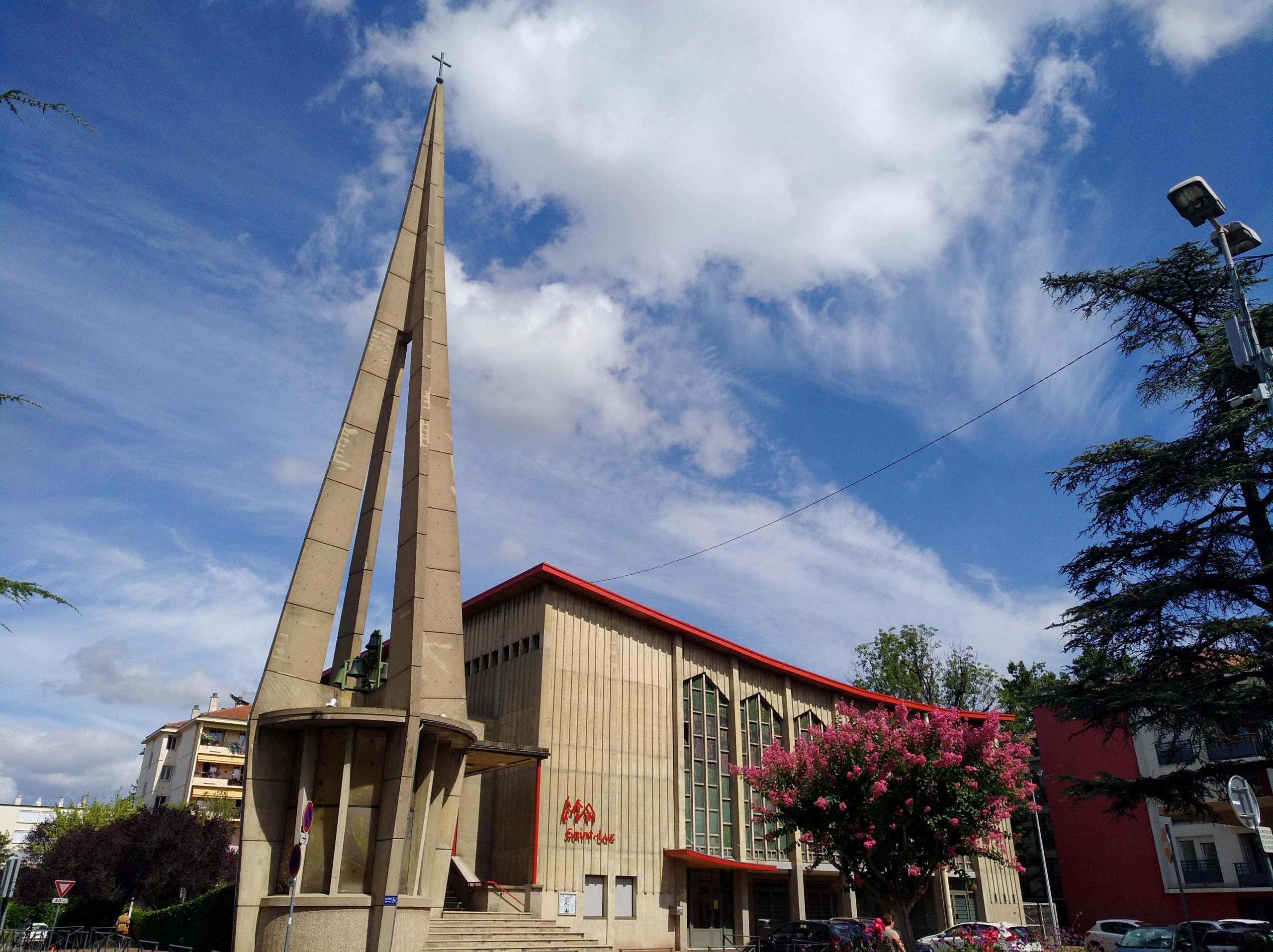 Église Saint-Luc à Sainte-Foy-lès-Lyon dans l’Ouest lyonnais